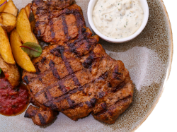 Ошеек из свинины с белой фасолью в красном соусе