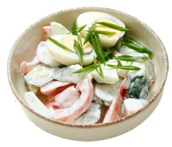 Домашний салат из овощей со сметаной и яйцом